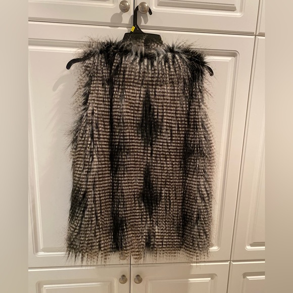 H&M Divided Faux Fur Vest Size 14US Like New - Picture 3 of 5